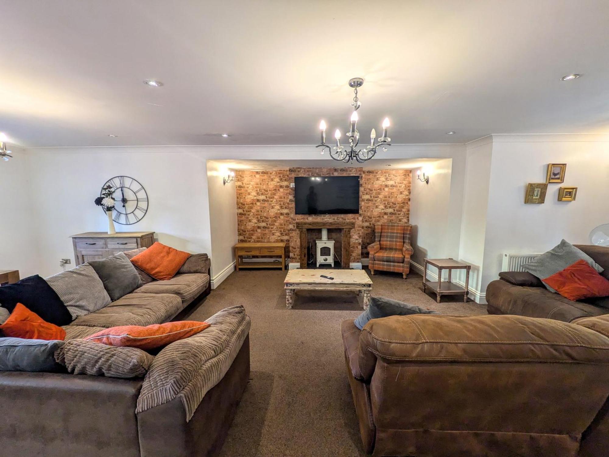 Spacious Home For Large Families And Contractors Wolverhampton Exterior photo